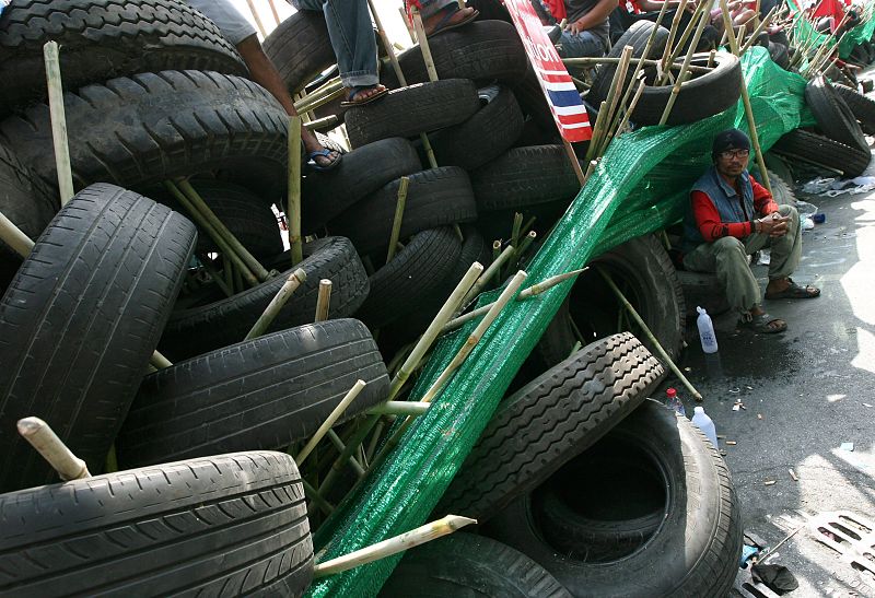 Vista de una barricada hecha con llantas y bambú