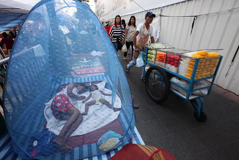 Varios "camisas rojas" duermen en el casco histórico de Bangkok