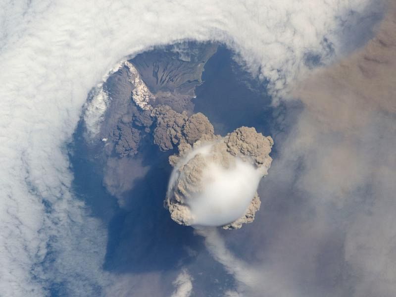 Erupción de un volcán en las islas Kuril