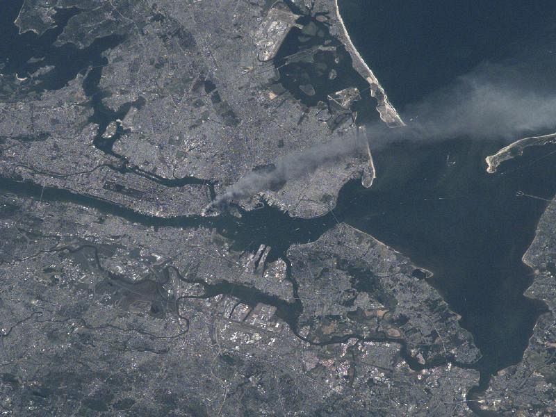 El humo procedente de las Torres Gemelas tras los atentados del 11 S visto desde el espacio