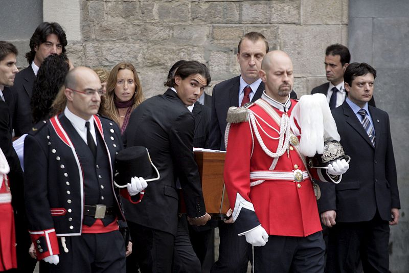 Rafa Nadal y David Barrufet encabezan la comitiva de deportistas que portan el féretro de Juan Anonio Samaranch.