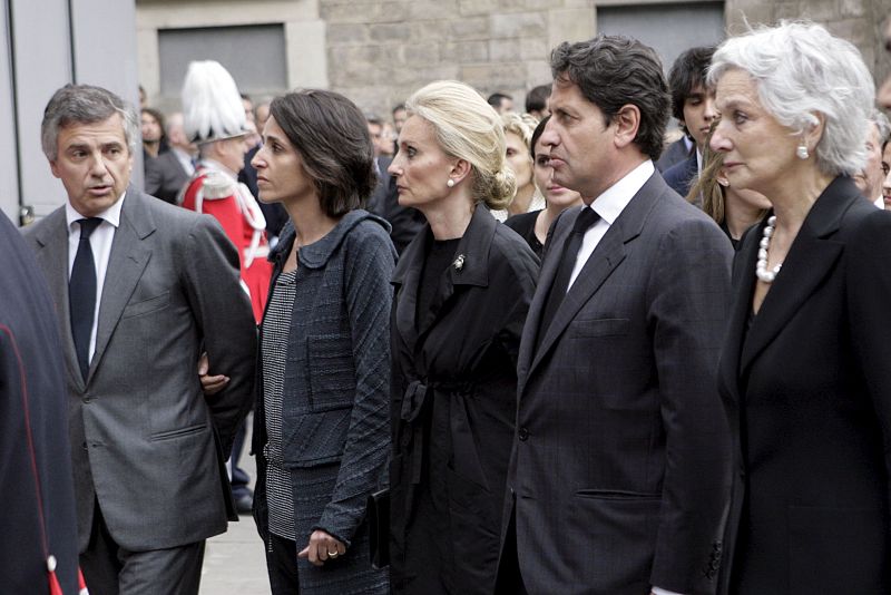 Los hijos del ex presidente del Comité Olímpico Internacional, Juan Antonio Samaranch, Juan Antonio (i) y Maria Teresa, (c), Lluïsa Sallent (d), y otros familiares