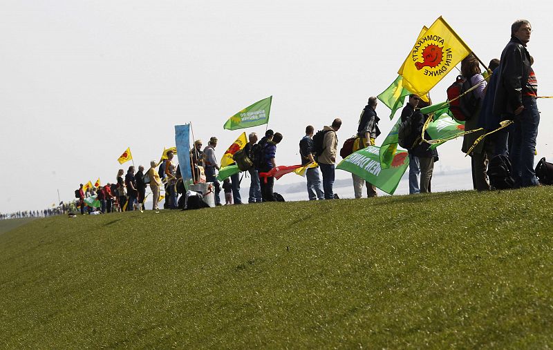 Unos cien mil manifestantes han formado la cadena humana que partiendo de la planta nuclear de Kruemmel ha atravesado Hamburgo y ha llegado a las plantas nucleares de Brokdorf y Brunsbuettel.