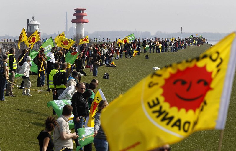 Manifestantes antinucleares forman una cadena humana junto a la planta de Brokdorf, cerca de Hamburgo.