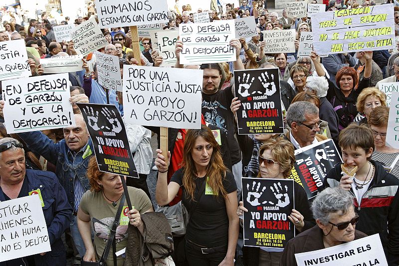 MANIFESTACIÓN DE APOYO AL JUEZ BALTASAR GARZÓN EN BARCELONA