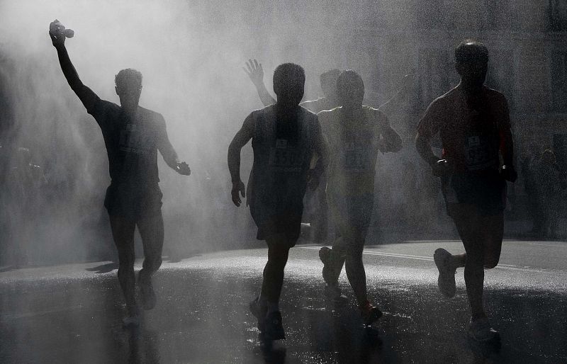 Ducha de agua fría durante la XXXIII maratón de Madrid