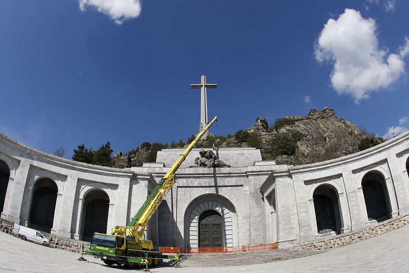 DESMONTAJE ESCULTURA PIEDAD VALLE DE LOS CAIDOS