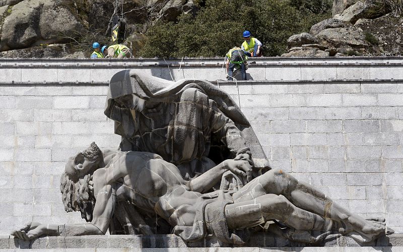 DESMONTAJE ESCULTURA PIEDAD VALLE DE LOS CAIDOS