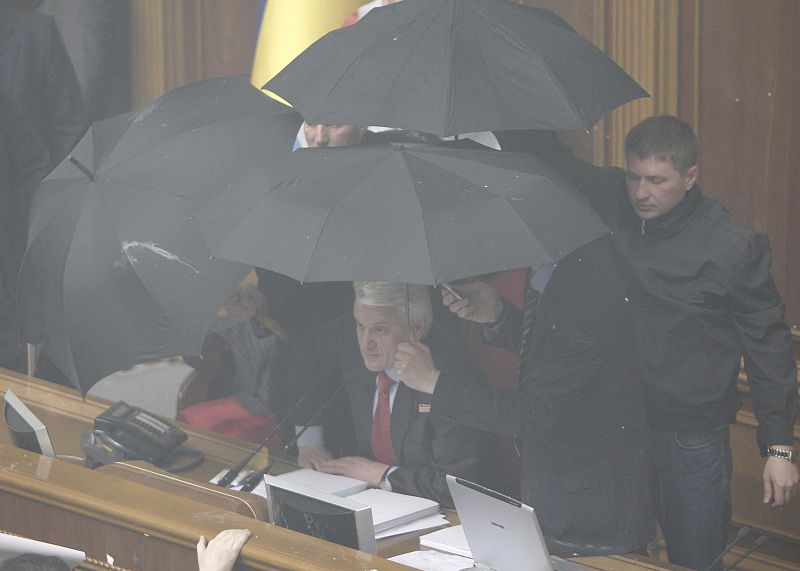 El presidente ha tenido que protegerse con un paraguas de los huevos lanzados desde las tribunas.