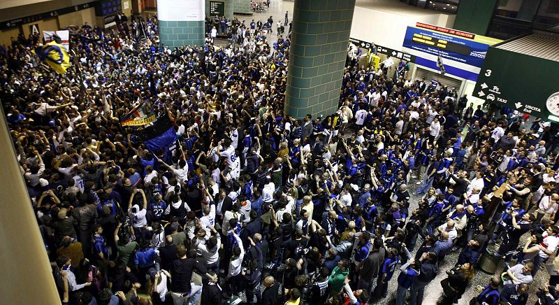 Unos 5.000 aficionados esperan al Inter en Malpensa.