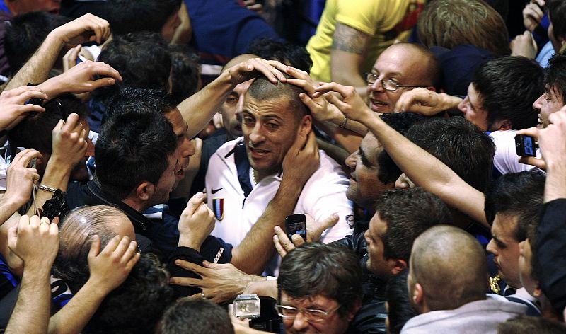 Walter Samuel con los hinchas.