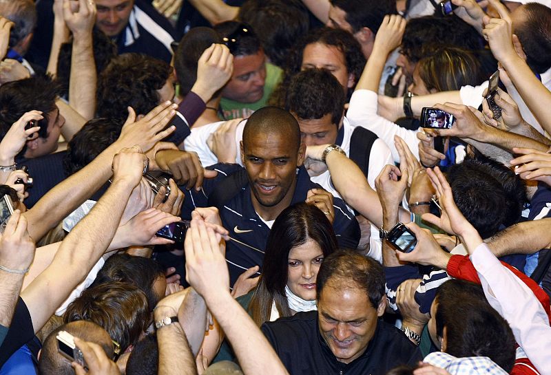 Maicon con los hinchas.