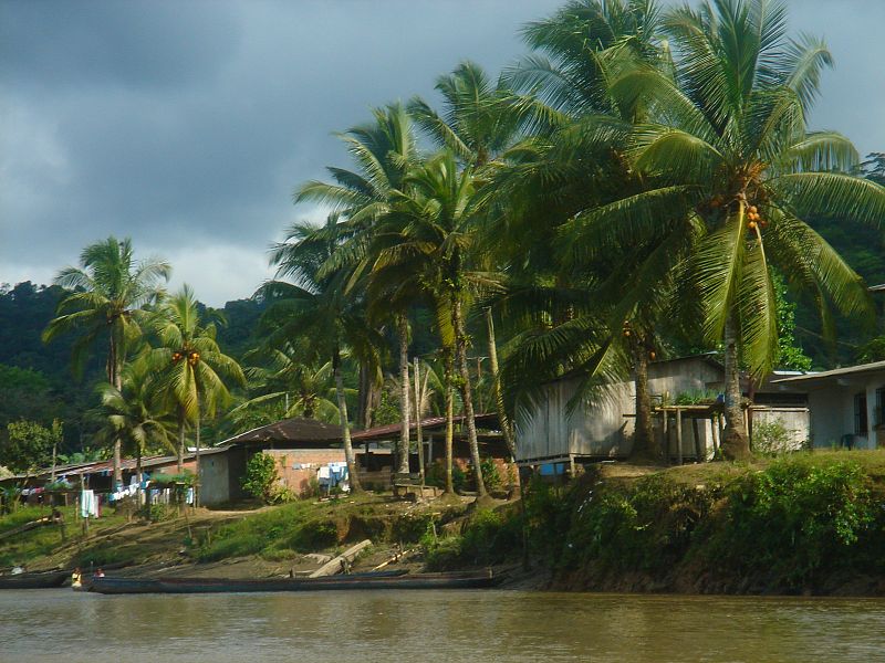 Atardecer en un aldea indígena visto desde el río Baudó