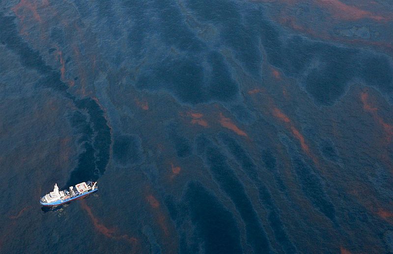 VERTIDO DE CRUDO EN EL GOLFO DE MÉXICO