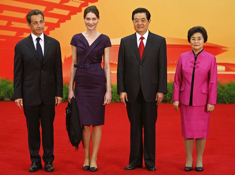 El presidente chino, Hu Jintao y su mujer, Liu Yongqing, posan para una foto junto a Nicolas Sarkozy y Carla Bruni.