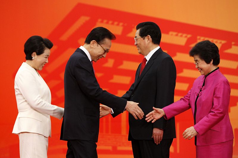 Los anfitriones saludan al presidente de Corea del Sur, Lee Myung-bak y a su esposa, Kim Yoon-ok a su llegada a la ceremonia de apertura de la Exposición.