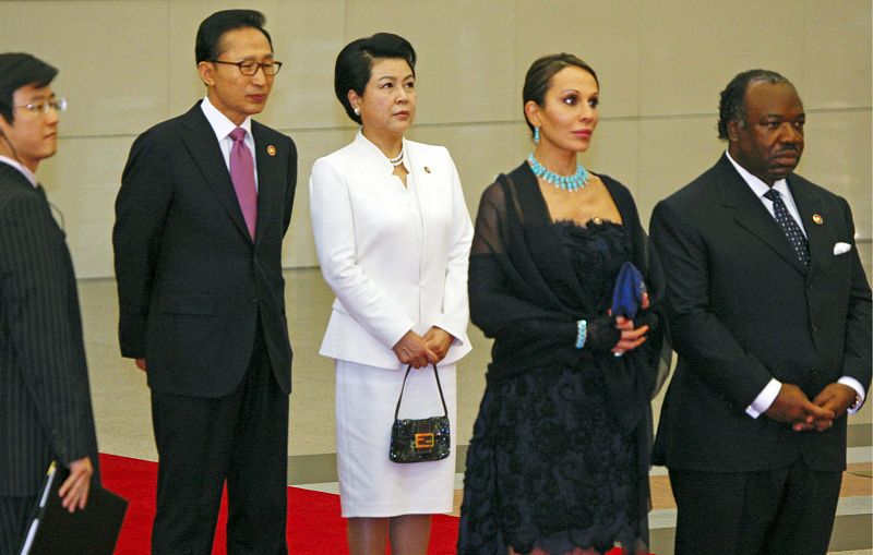 El presidente coreano Lee Myung-bak y su esposa Kim Yoon-ok aparecen al lado del presidente de Gabón, Omar Bongo y su esposa Sylvia mientras esperan para saludar a los anfitriones chinos.