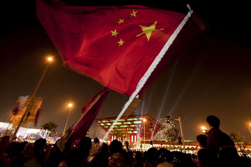 Las banderas chinas ondean durante el espectáculo con el que se ha inaugurado la Exposición Universal de Shanghái.