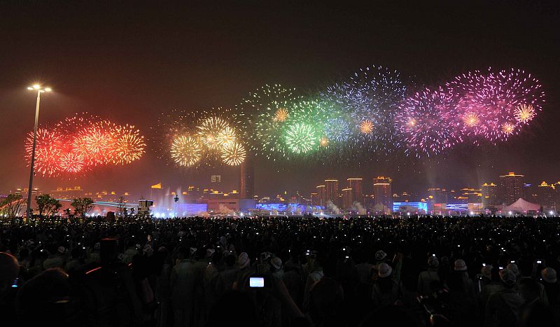 El cielo de Shanghái se ha teñido de colores y de luz con multitud de fuegos artificiales estallando sin parar.