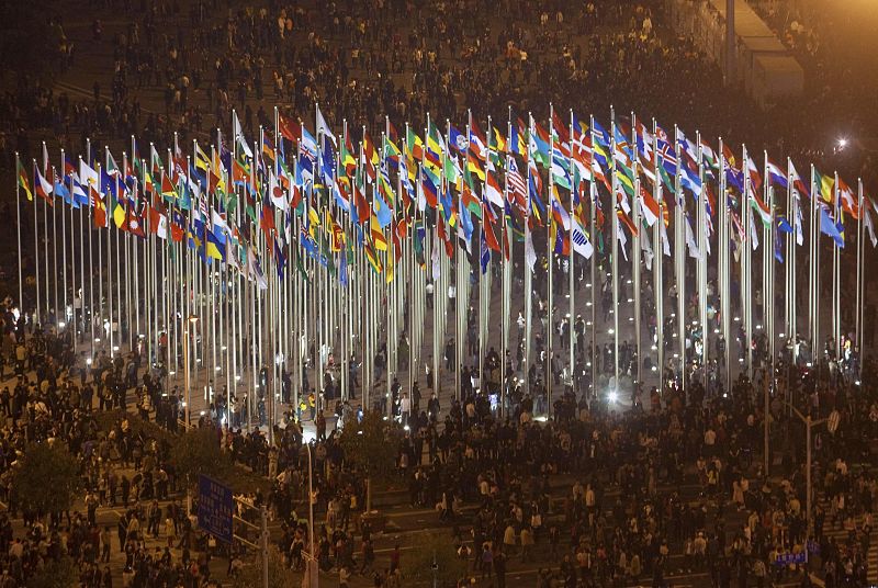 Las banderas de los 189 países participantes han ondeado durante la ceremonia.