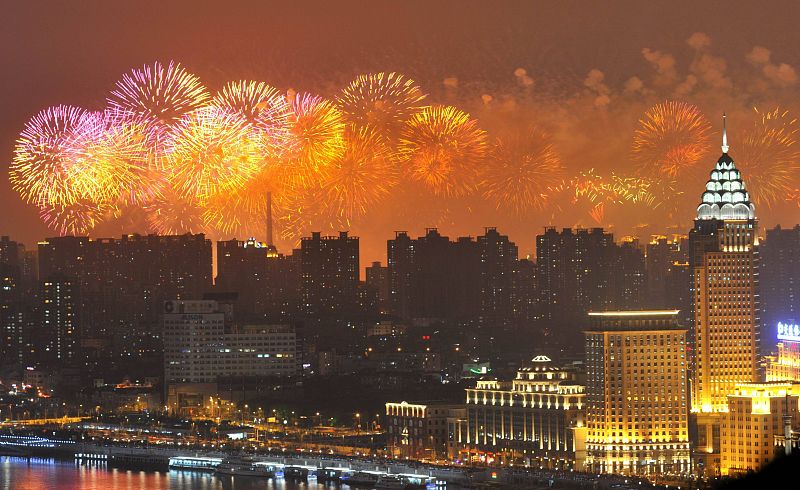 Impresionante vista de la ciudad de Shanghái, iluminada por los fuegos artificiales.