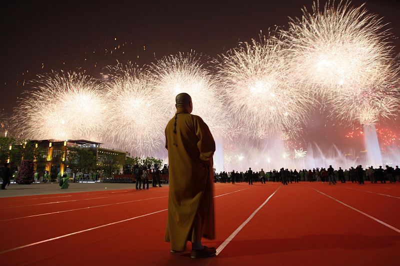 Un monje budista observa los fuegos artificiales.