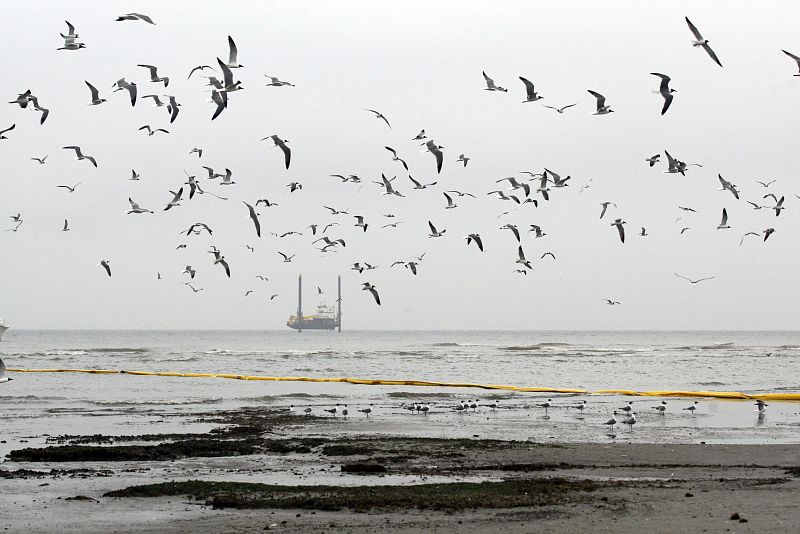 MEDIDAS PREVENTIVAS PARA EVITAR QUE LA MANCHA DE PETRÓLEO LLEGUE A LAS COSTAS DE LUISIANA
