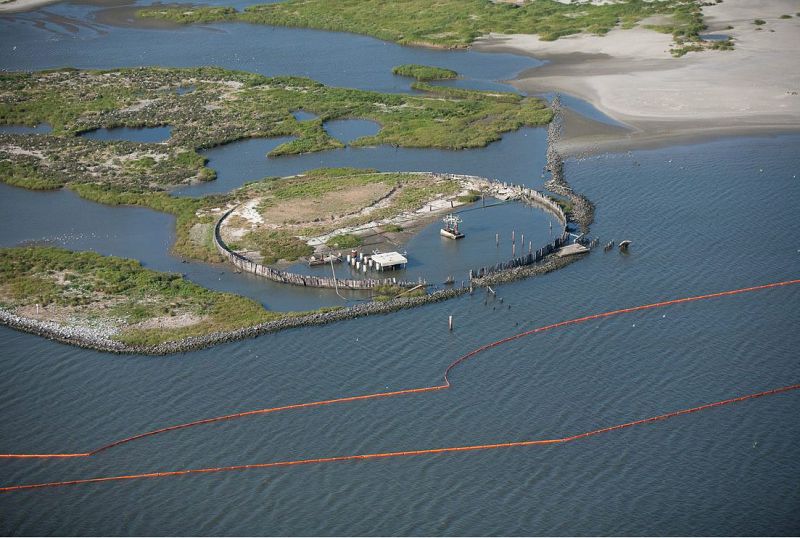 MEDIDAS PREVENTIVAS PARA EVITAR QUE LA MANCHA DE PETRÓLEO LLEGUE A LAS COSTAS DE LUISIANA