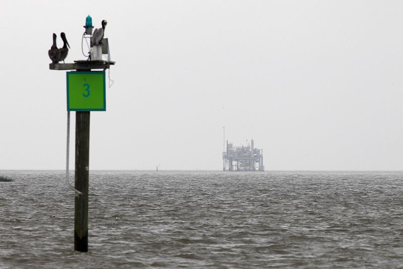 Tres pelícanos están posados en una de las plataformas cercanas al lugar donde se ha producido el vertido de petróleo que sigue afectando al Golfo de México. La fotografía está tomada en el sur de Venice, Lousiana.