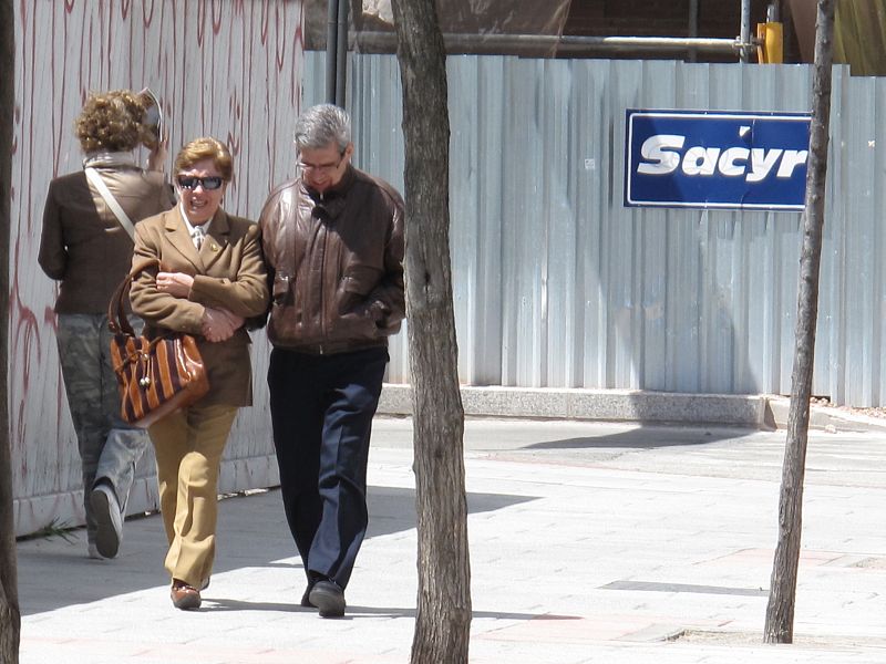 Los madrileños buscan el sol, a la hora de pasear, para combatir el frío.