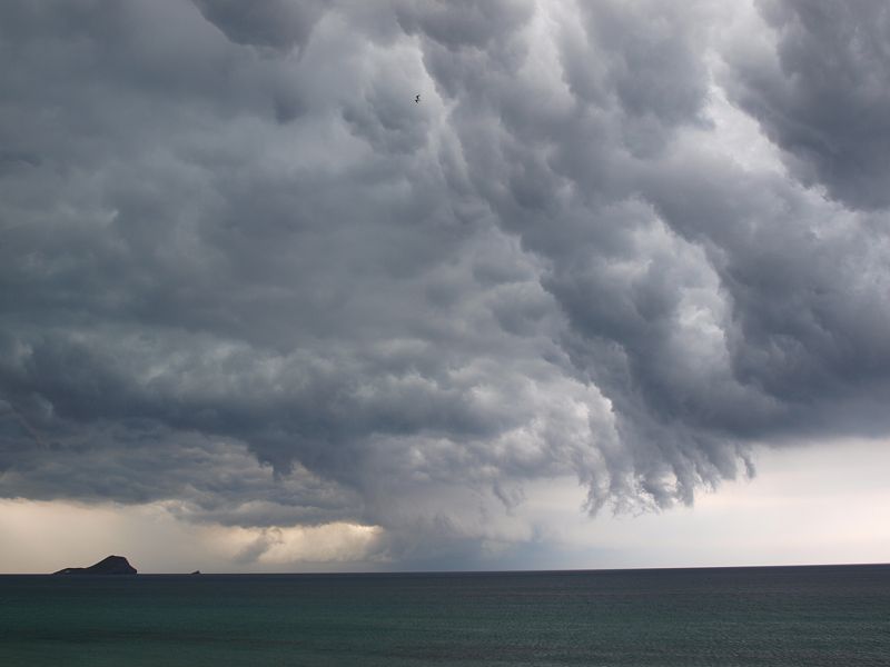 Cielo gris y nubes de tormenta sobre el municipio de El Viso del Marqués (Ciudad Real).