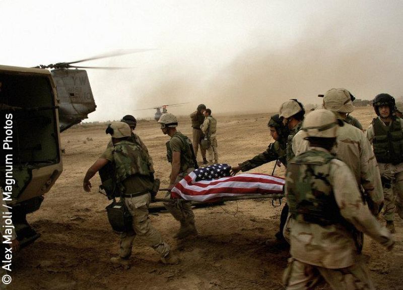 El cuerpo de un joven soldado norteamericano muerto en combate