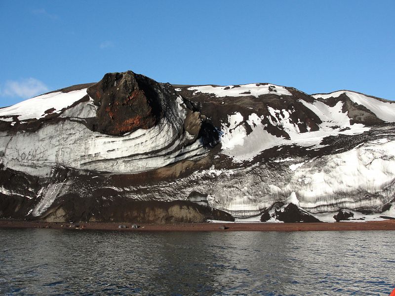 Un día soleado en Isla Decepción nos descubre los colores de sus glaciares