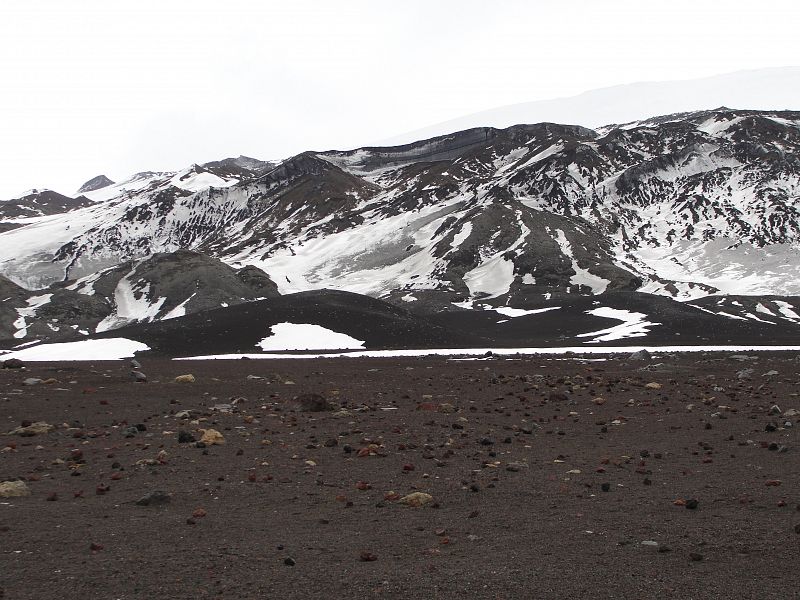 La tierra volcánica y la nieve de Isla Decepción