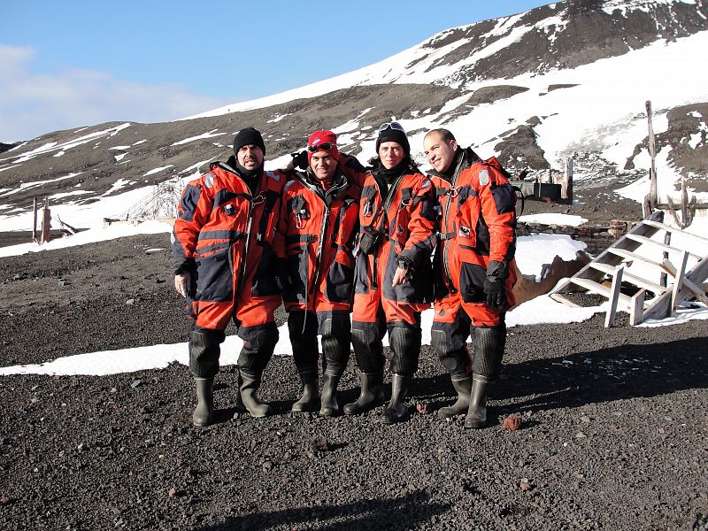 Un descanso al sol entre los restos enterrados de la base chilena