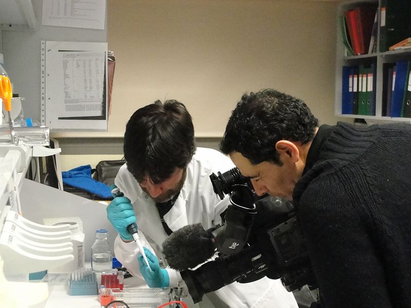 Carlos, nuestro cámara en Madrid, preparando muestras con Alberto López Bueno