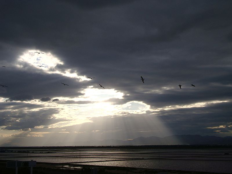 Nubes de tormenta se ciernen sobre el cielo de Santa Pola (Alicante).