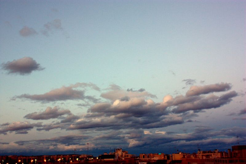 Cielo nuboso durante el atardecer en Elche (Alicante).