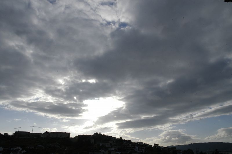 Cielo nuboso sobre Ourense.
