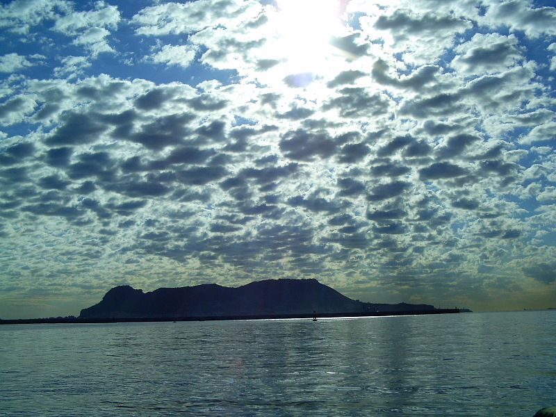 Cielo nuboso sobre la costa de Algeciras (Cádiz).