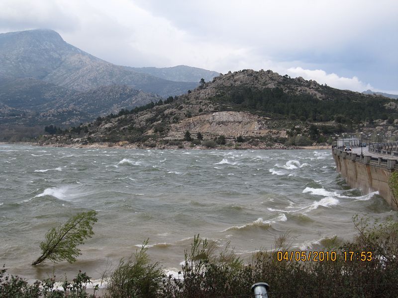 El viento que azota el embalse de Navacerrada hace que estas aguas parezcan un mar con oleaje.