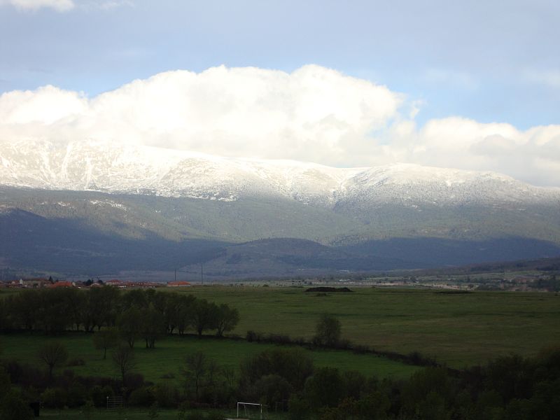 La Sierra de Peñalara, entre las provincias de Segovia y Madrid, presenta esta imagen invernal en pleno mes de mayo.