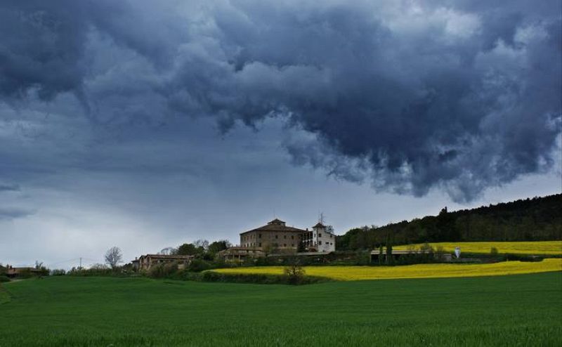 Cielo cubierto con nubes tormentosas en la localidad barcelonesa de Sant Boi de Llucanés.