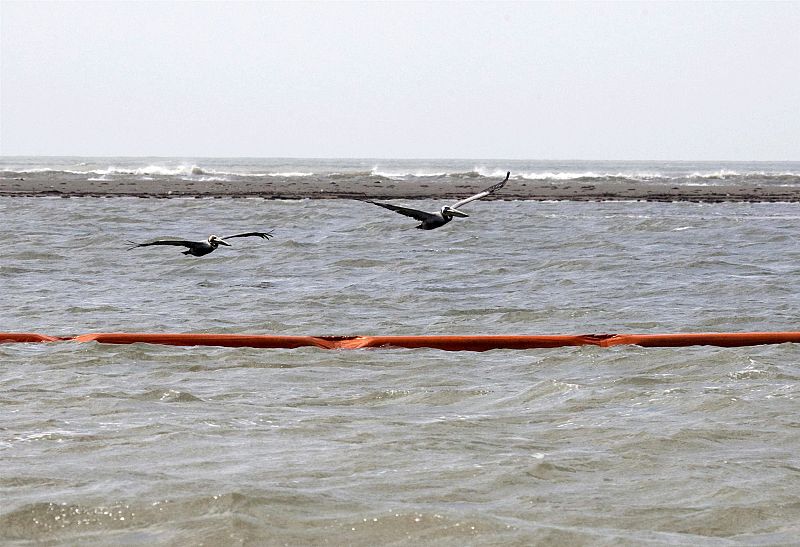 Una de las barreras absorventes instaladas para extraer el petróleo que se aproxima hacia las orillas del estado de Luisiana, Estados Unidos.