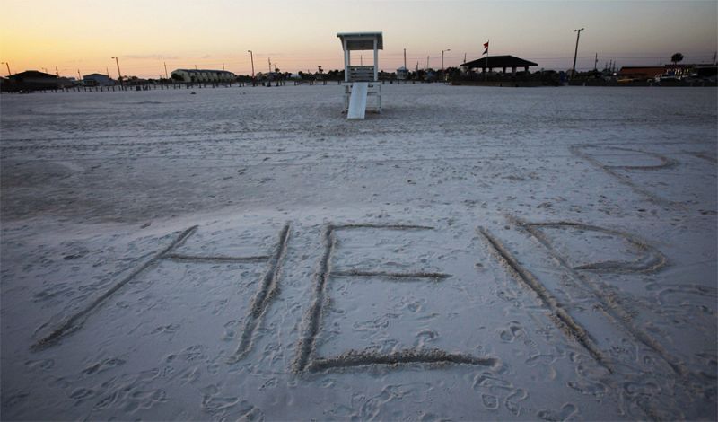 Alguien escribió la palabra «Ayuda» en esta playa de Alamaba, una apropiada estampa para la situación de una zona que se verá muy afectada.