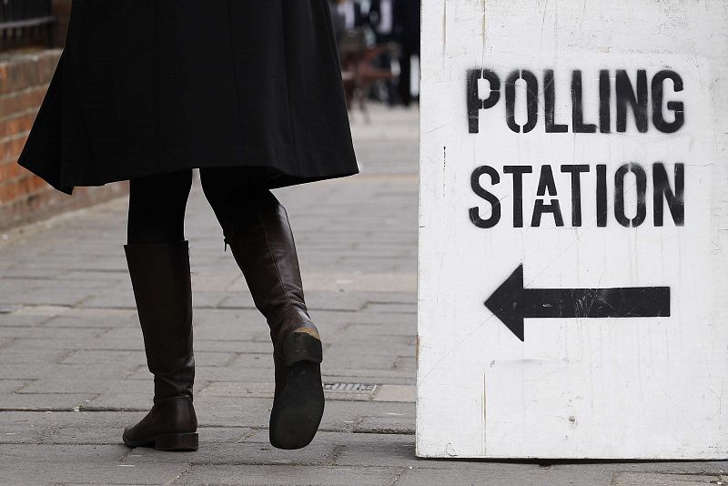 Una mujer se dirige a su colegio electoral al sur de Londres para elegir primer ministro.