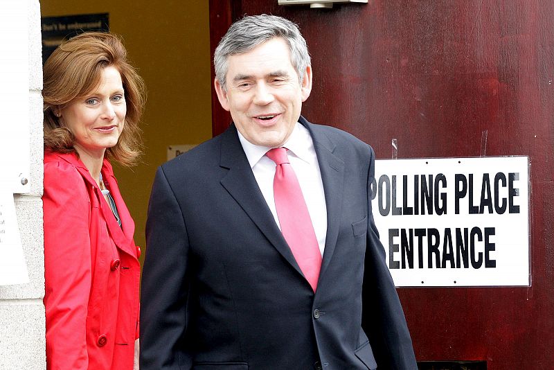 GORDON BROWN Y SU ESPOSA ACUDEN A VOTAR EN LA JORNADA ELECTORAL EN EL R.UNIDO