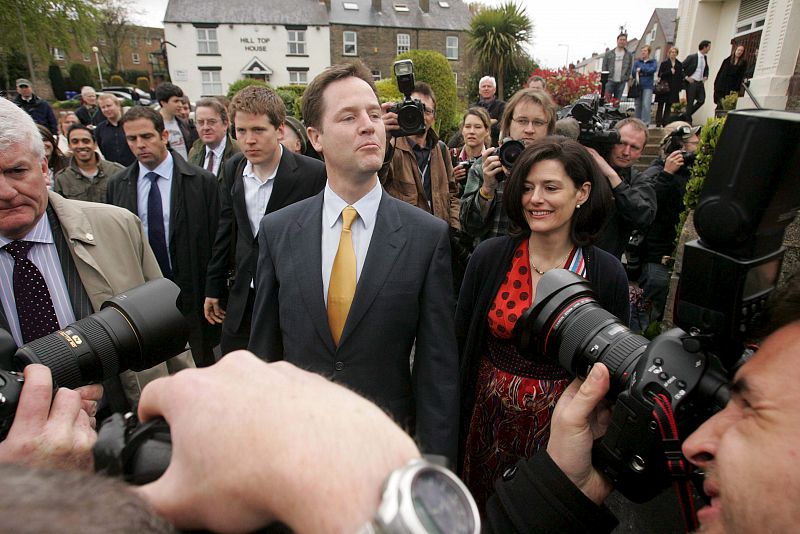 Clegg y su esposa bromean con los periodistas a la salida del colegio electoral.