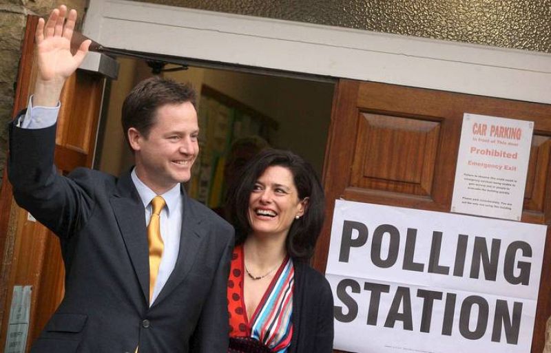 El liberal demócrata Nick Clegg y su esposa Miriam Gonzalez Durantez, llegan a votar en en la catedral metodista Bents Green en Sheffield, sur de Yorkshire. 