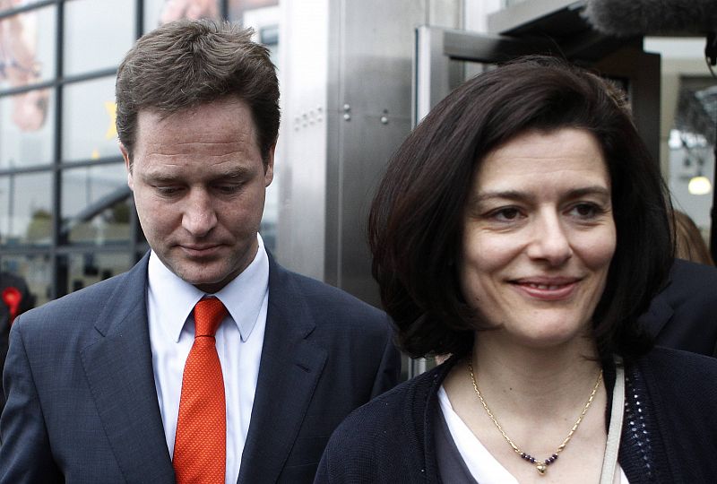 El líder liberal demócrata Nick Clegg, acompañado por su mujer, Miriam González, deja el polideportivo Ponds Forge en Sheffield tras el recuento.